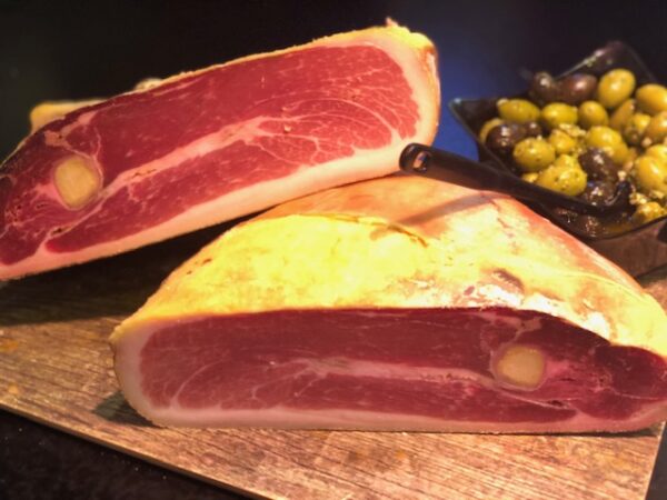 Spekeskinke av fjellgris hel u/ben - 1 Kg.