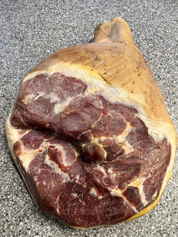 Spekeskinke av fjellgris m/ben lagret i 15 mnd. - 8 Kg.